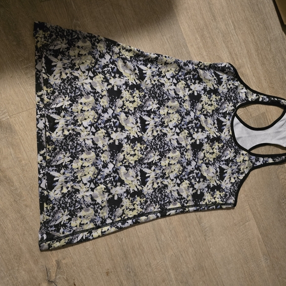 Lululemon - Picture 3 of 8